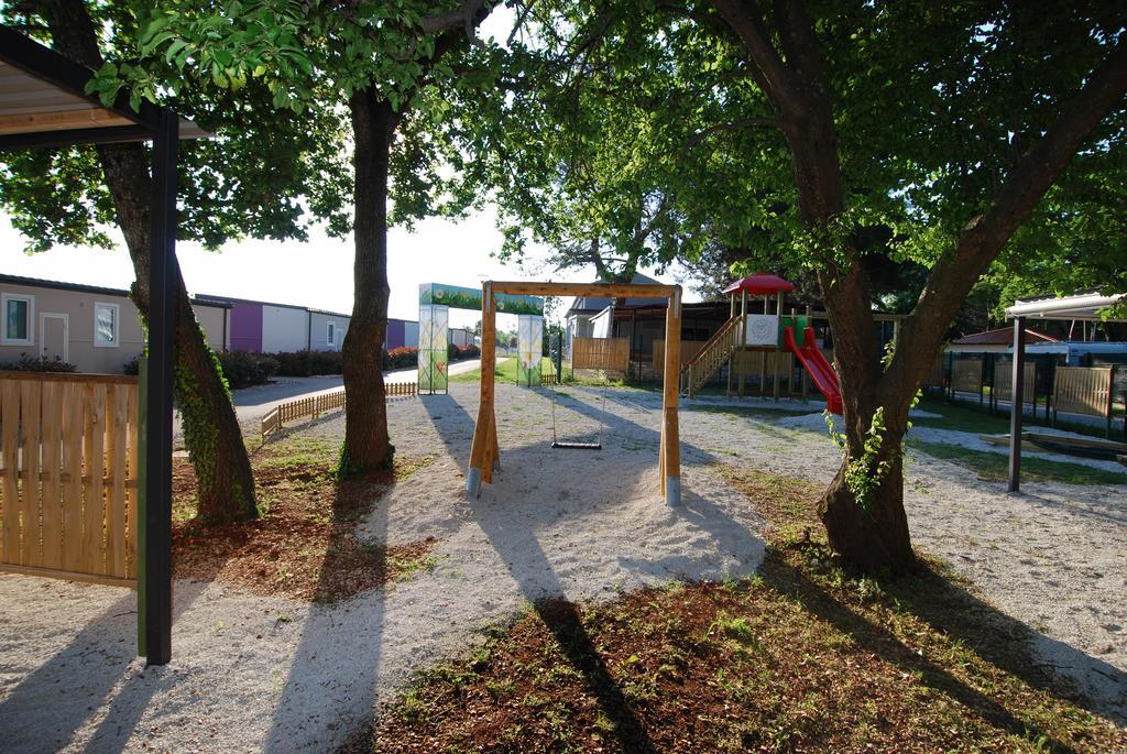 Camping Adria Mobile Homes In Camping Kastanija Новиград Экстерьер фото