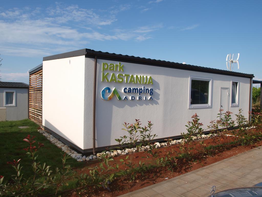 Camping Adria Mobile Homes In Camping Kastanija Новиград Экстерьер фото