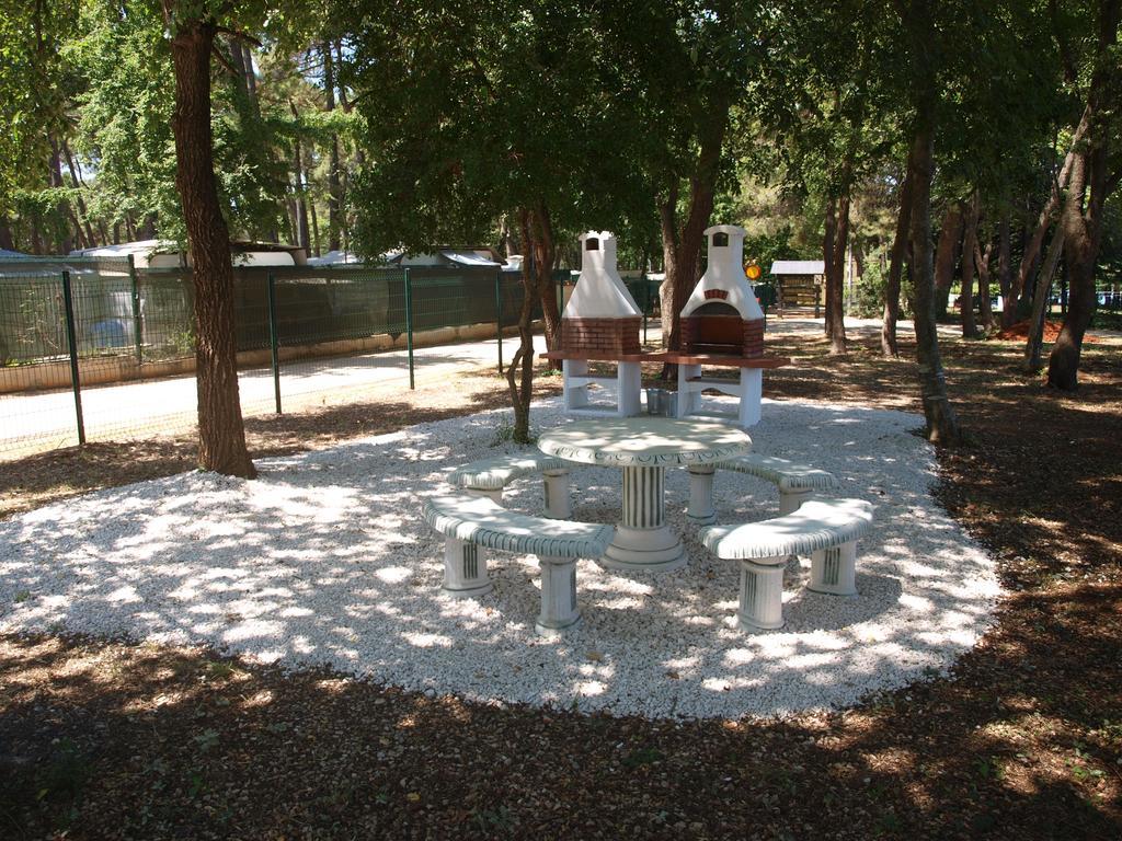 Camping Adria Mobile Homes In Camping Kastanija Новиград Экстерьер фото