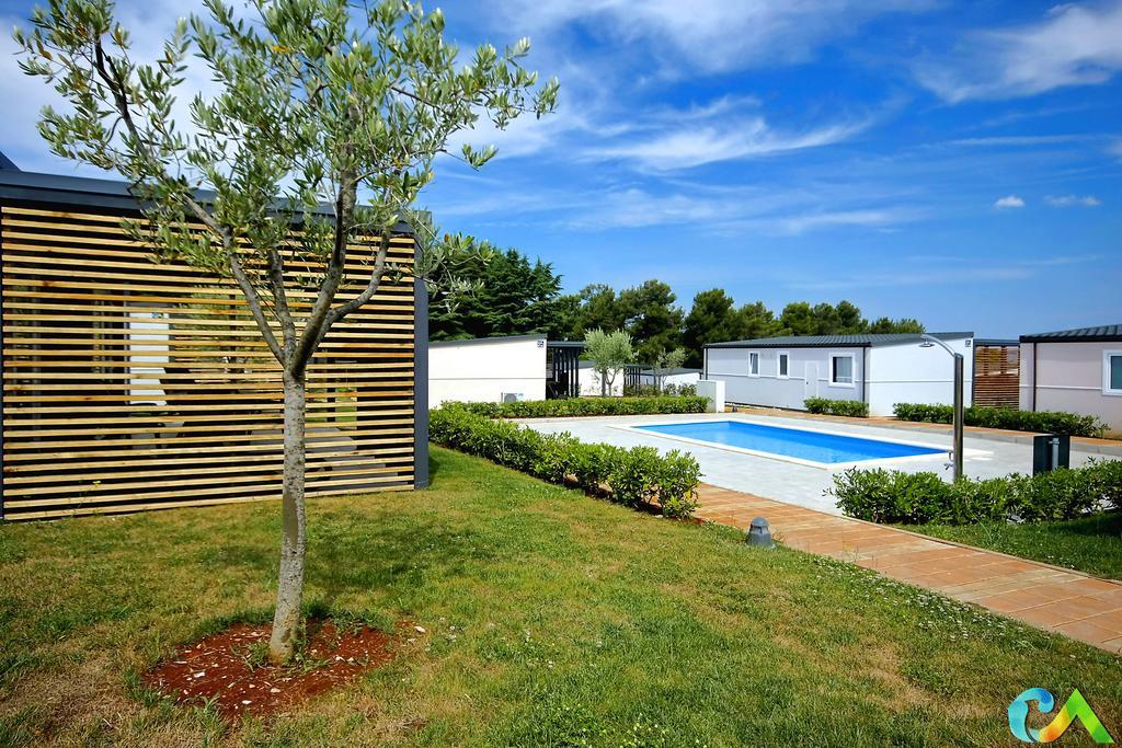 Camping Adria Mobile Homes In Camping Kastanija Новиград Экстерьер фото